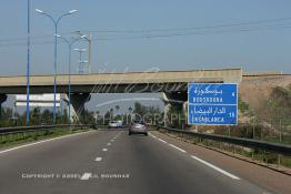 Image du Maroc Professionnelle de  Véhicules et grand Taxi circule aux environs de Bouskoura sur l'autoroute de Marrakech à Casablanca, Vendredi 20 Janvier 2006. (Photo / Abdeljalil Bounhar) 